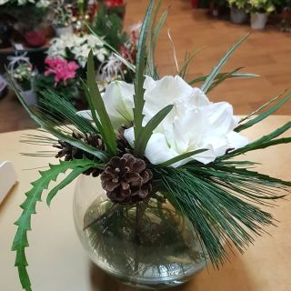 Až do vánoc otevřeno každý den Vánoční kytice, svícny, ikebany na vánoční tabuli, dárky, svíčky, jmelí ..........